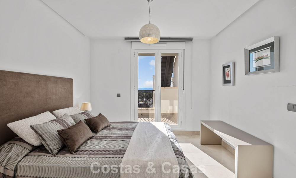 Penthouse prêt à emménager avec vue panoramique sur la mer dans un complexe méditerranéen à vendre à Benahavis - Marbella 775760