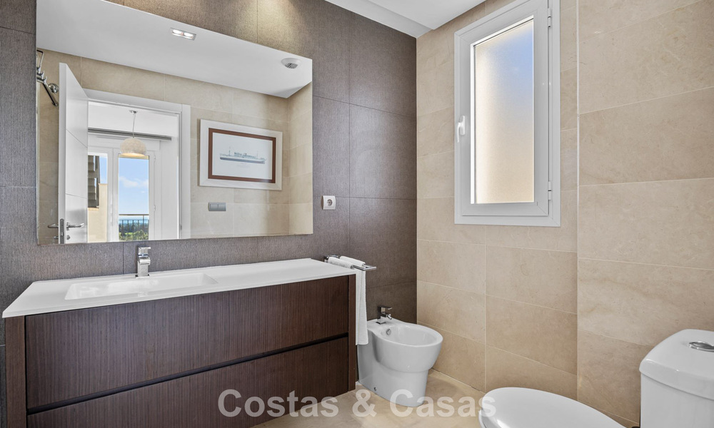 Penthouse prêt à emménager avec vue panoramique sur la mer dans un complexe méditerranéen à vendre à Benahavis - Marbella 775762