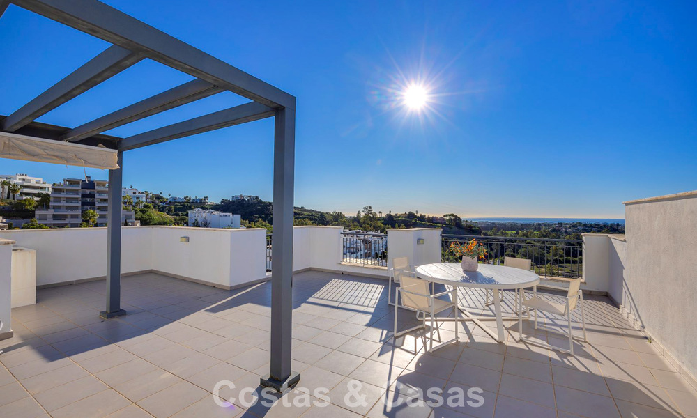 Penthouse prêt à emménager avec vue panoramique sur la mer dans un complexe méditerranéen à vendre à Benahavis - Marbella 775767