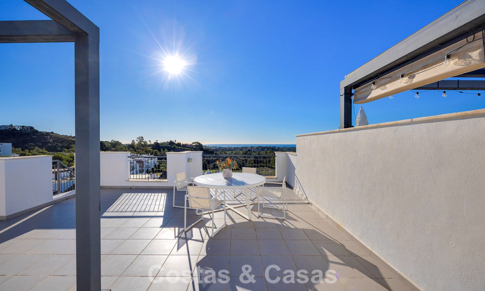 Penthouse prêt à emménager avec vue panoramique sur la mer dans un complexe méditerranéen à vendre à Benahavis - Marbella 775768