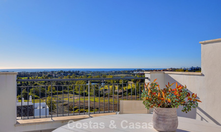 Penthouse prêt à emménager avec vue panoramique sur la mer dans un complexe méditerranéen à vendre à Benahavis - Marbella 775770