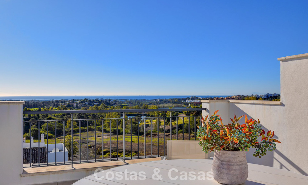 Penthouse prêt à emménager avec vue panoramique sur la mer dans un complexe méditerranéen à vendre à Benahavis - Marbella 775770