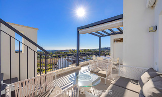 Penthouse prêt à emménager avec vue panoramique sur la mer dans un complexe méditerranéen à vendre à Benahavis - Marbella 775772 