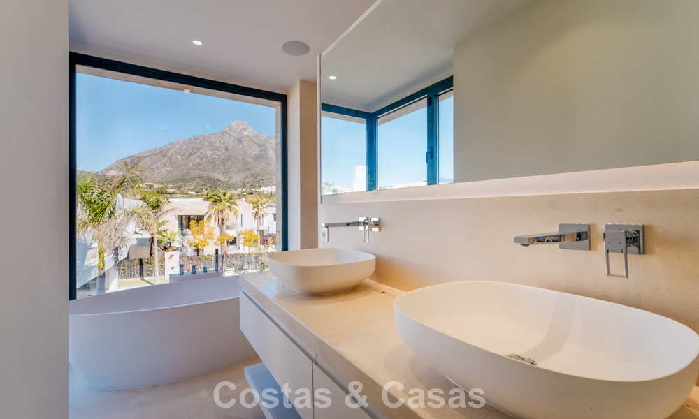 Villa de luxe sophistiquée à vendre dans une communauté fermée exclusive sur le prestigieux Golden Mile de Marbella 775564