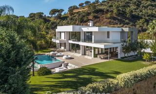 Villa de luxe moderniste avec vue sur la mer à vendre dans le quartier exclusif et sécurisé d'El Madroñal, Marbella - Benahavis 775893 