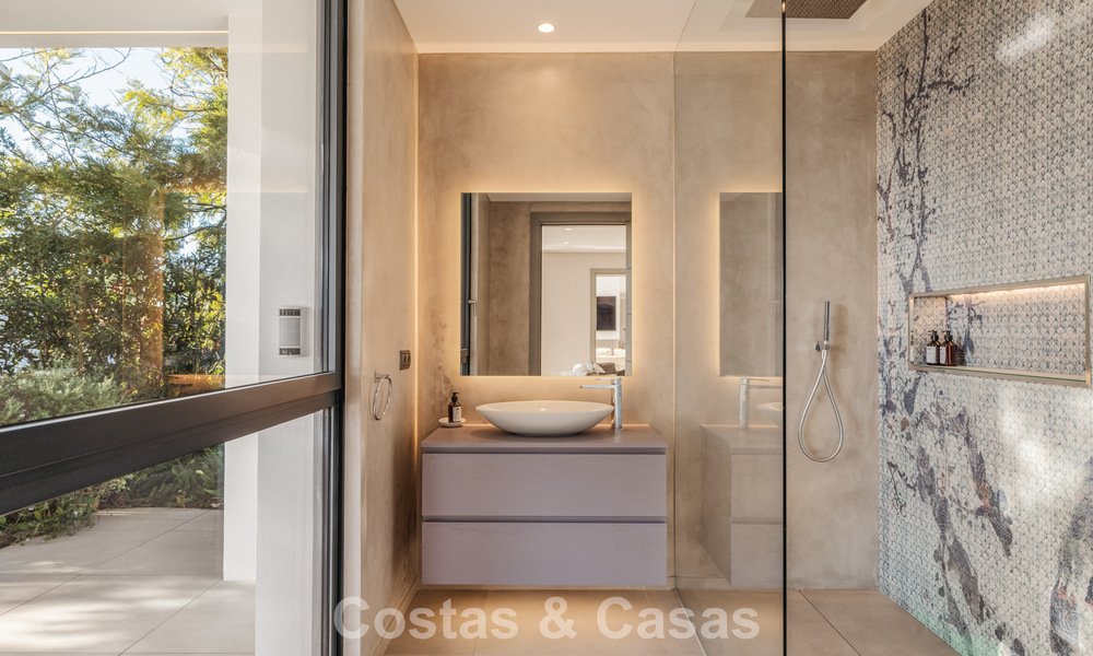 Villa de luxe moderniste avec vue sur la mer à vendre dans le quartier exclusif et sécurisé d'El Madroñal, Marbella - Benahavis 775902