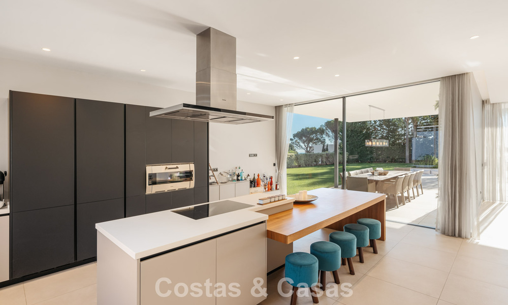 Villa de luxe moderniste avec vue sur la mer à vendre dans le quartier exclusif et sécurisé d'El Madroñal, Marbella - Benahavis 775909