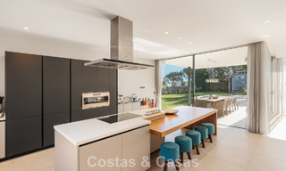 Villa de luxe moderniste avec vue sur la mer à vendre dans le quartier exclusif et sécurisé d'El Madroñal, Marbella - Benahavis 775909 