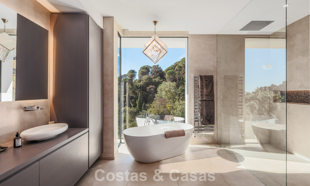 Villa de luxe moderniste avec vue sur la mer à vendre dans le quartier exclusif et sécurisé d'El Madroñal, Marbella - Benahavis 775911