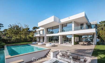 Villa de luxe moderniste avec vue sur la mer à vendre dans le quartier exclusif et sécurisé d'El Madroñal, Marbella - Benahavis 775916