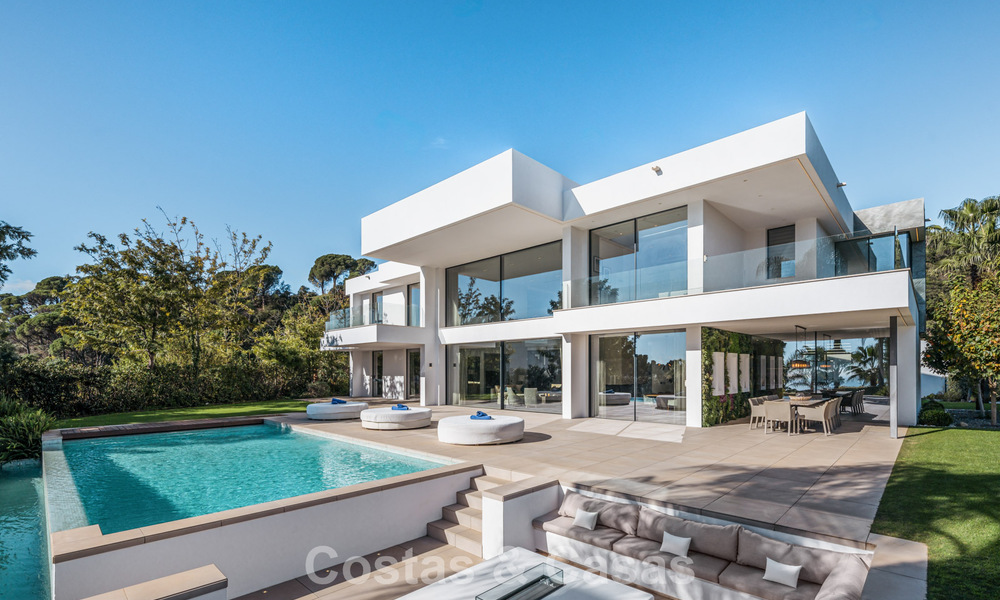 Villa de luxe moderniste avec vue sur la mer à vendre dans le quartier exclusif et sécurisé d'El Madroñal, Marbella - Benahavis 775916
