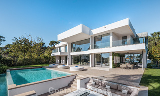 Villa de luxe moderniste avec vue sur la mer à vendre dans le quartier exclusif et sécurisé d'El Madroñal, Marbella - Benahavis 775916 