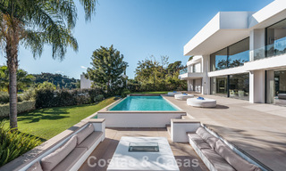 Villa de luxe moderniste avec vue sur la mer à vendre dans le quartier exclusif et sécurisé d'El Madroñal, Marbella - Benahavis 775917 