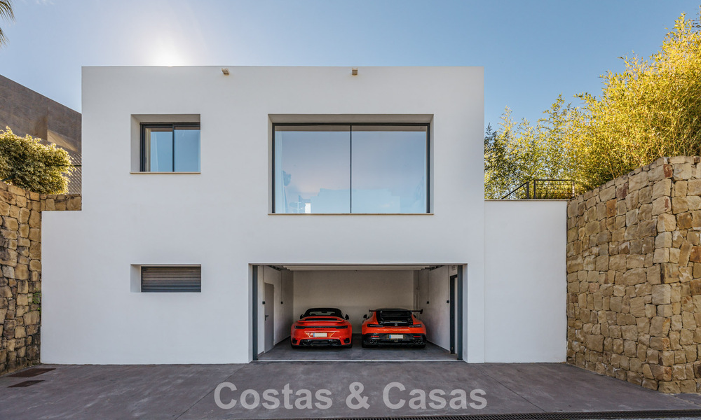 Villa de luxe moderniste avec vue sur la mer à vendre dans le quartier exclusif et sécurisé d'El Madroñal, Marbella - Benahavis 775925