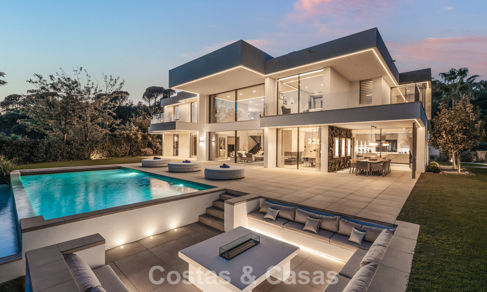 Villa de luxe moderniste avec vue sur la mer à vendre dans le quartier exclusif et sécurisé d'El Madroñal, Marbella - Benahavis 775928