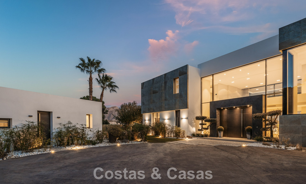 Villa de luxe moderniste avec vue sur la mer à vendre dans le quartier exclusif et sécurisé d'El Madroñal, Marbella - Benahavis 775929