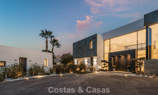 Villa de luxe moderniste avec vue sur la mer à vendre dans le quartier exclusif et sécurisé d'El Madroñal, Marbella - Benahavis 775929 