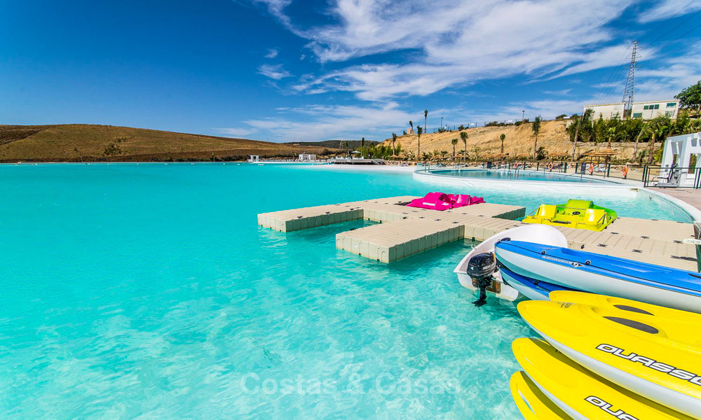 Appartements élégants sur plan à vendre à quelques pas d'un lagon artificiel sur la Costa del Sol 776185