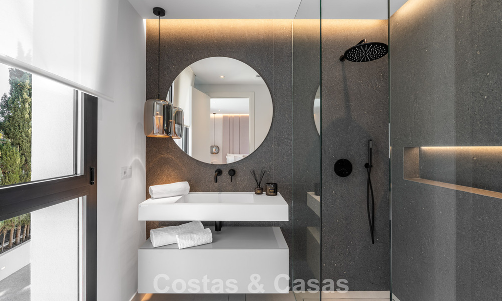 Villa luxueusement rénovée à vendre à deux pas de la plage à l'est de Marbella 776388