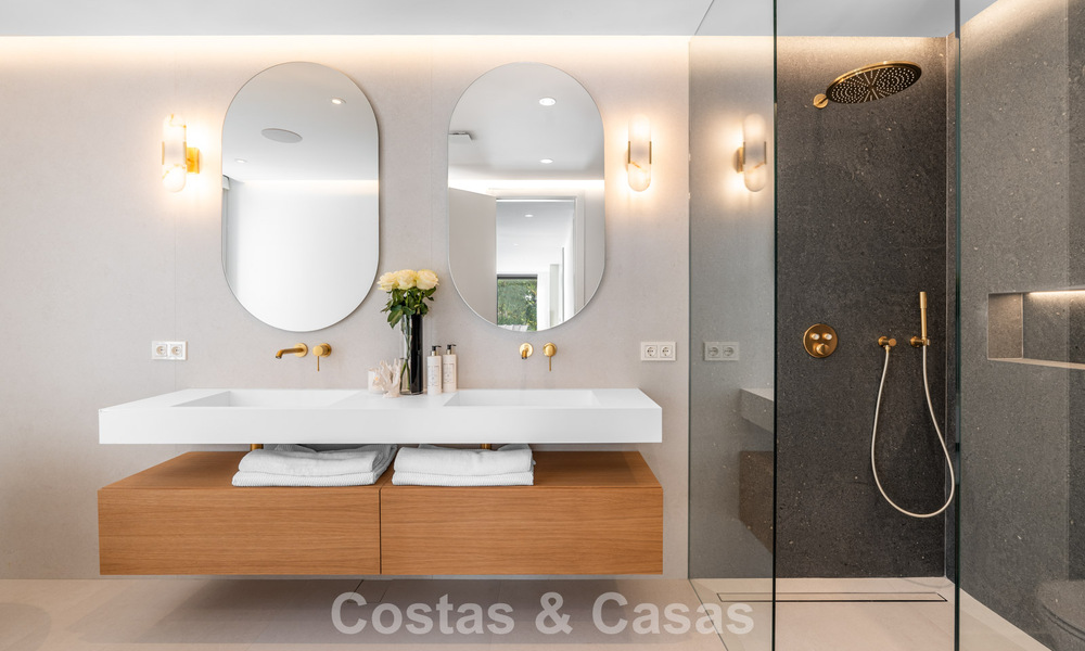 Villa luxueusement rénovée à vendre à deux pas de la plage à l'est de Marbella 776398