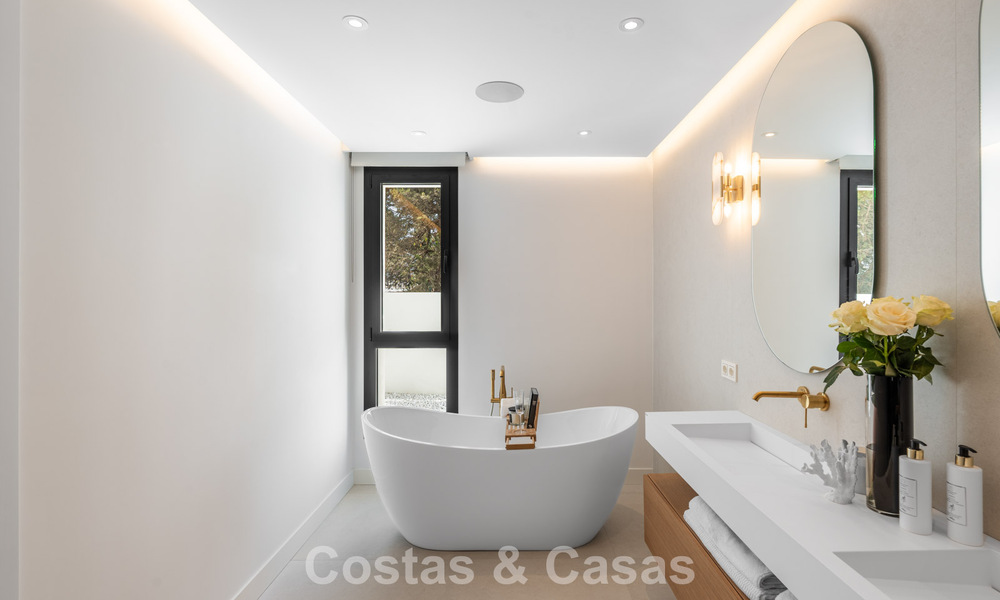 Villa luxueusement rénovée à vendre à deux pas de la plage à l'est de Marbella 776399