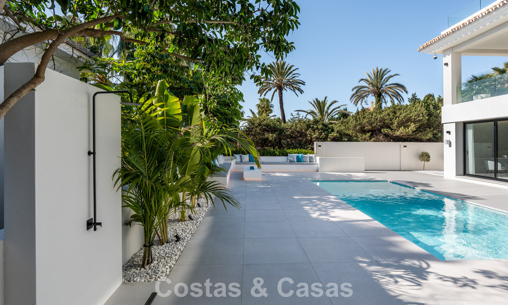 Villa luxueusement rénovée à vendre à deux pas de la plage à l'est de Marbella 776407