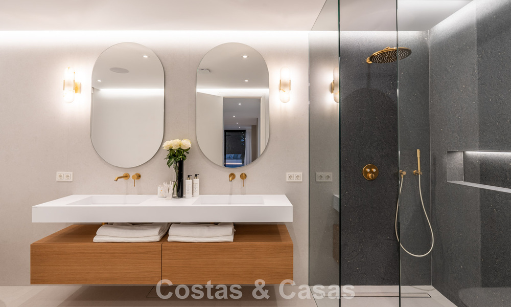 Villa luxueusement rénovée à vendre à deux pas de la plage à l'est de Marbella 776425