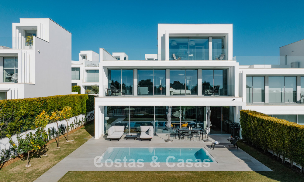 Maison à vendre, en première ligne de golf, dans une communauté fermée de Sotogrande, Costa del Sol 775998
