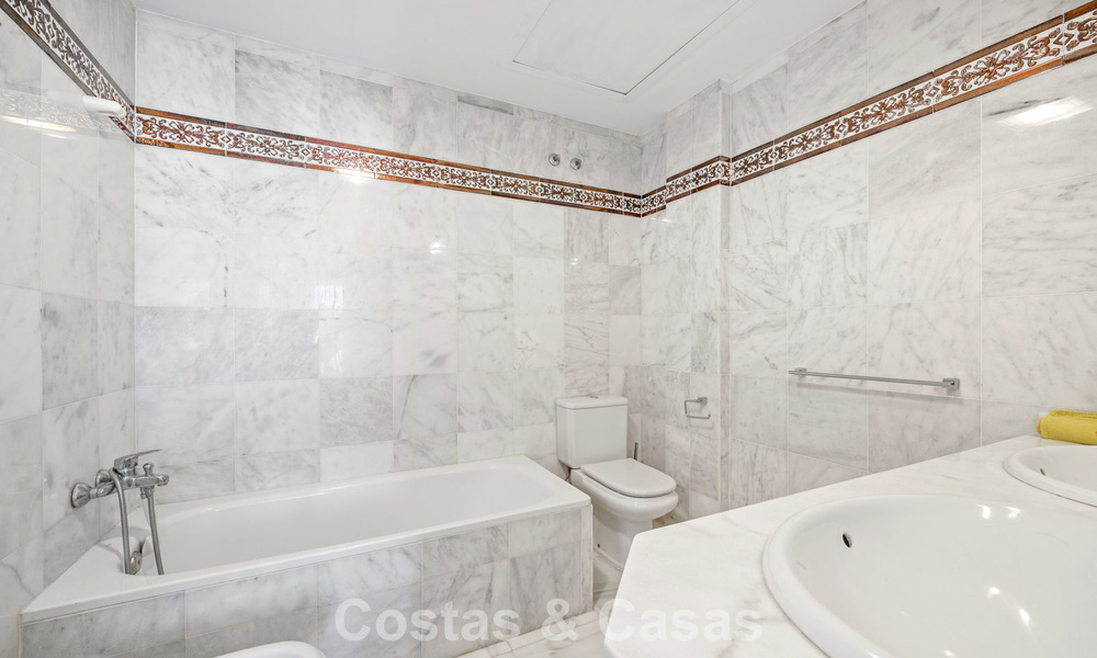 Spacieuse maison à vendre dans un complexe en première ligne de plage sur le New Golden Mile entre Marbella et Estepona 776017