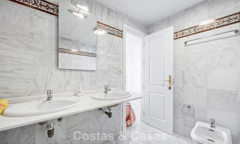 Spacieuse maison à vendre dans un complexe en première ligne de plage sur le New Golden Mile entre Marbella et Estepona 776018