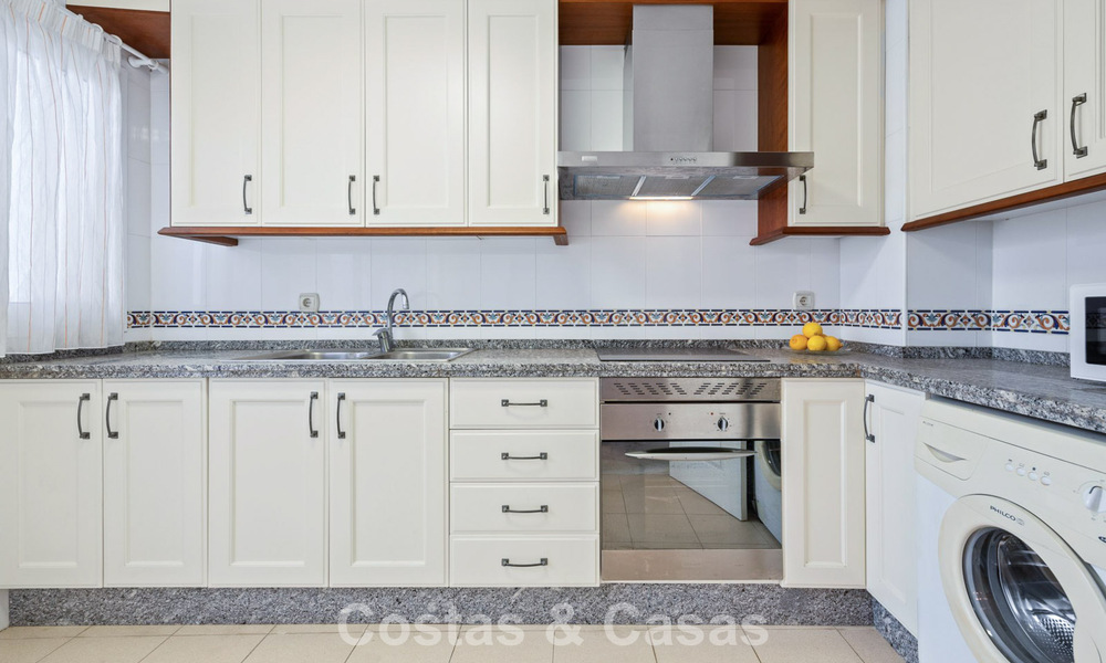 Spacieuse maison à vendre dans un complexe en première ligne de plage sur le New Golden Mile entre Marbella et Estepona 776034