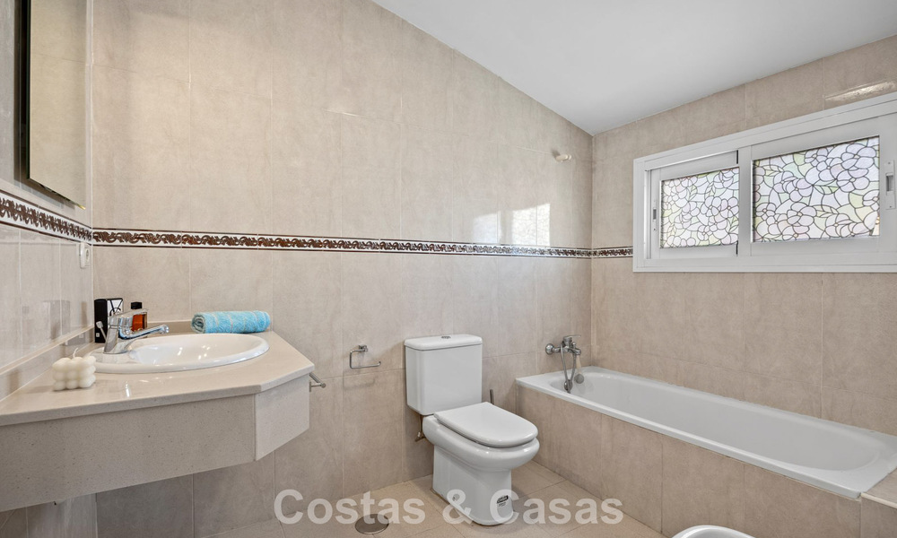 Spacieuse maison à vendre dans un complexe en première ligne de plage sur le New Golden Mile entre Marbella et Estepona 776043