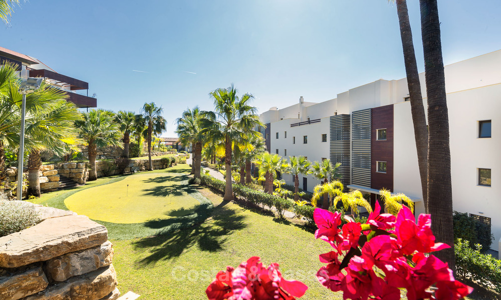 Appartements contemporains avec vue sur le golf à vendre dans un resort 5 étoiles, New Golden Mile, Marbella - Benahavís 807032