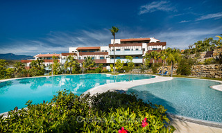 Appartements contemporains avec vue sur le golf à vendre dans un resort 5 étoiles, New Golden Mile, Marbella - Benahavís 807033 