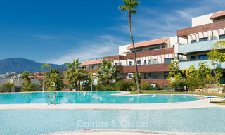 Appartements contemporains avec vue sur le golf à vendre dans un resort 5 étoiles, New Golden Mile, Marbella - Benahavís 807034 