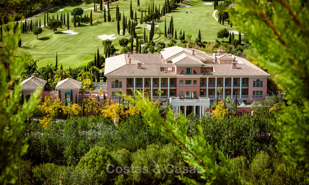 Appartements contemporains avec vue sur le golf à vendre dans un resort 5 étoiles, New Golden Mile, Marbella - Benahavís 807036