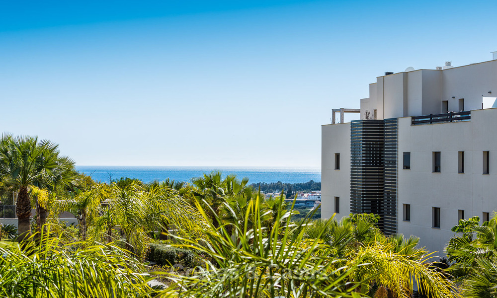 Appartements contemporains avec vue sur le golf à vendre dans un resort 5 étoiles, New Golden Mile, Marbella - Benahavís 807037
