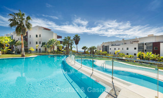 Appartements contemporains avec vue sur le golf à vendre dans un resort 5 étoiles, New Golden Mile, Marbella - Benahavís 807038 