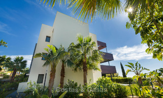 Appartements contemporains avec vue sur le golf à vendre dans un resort 5 étoiles, New Golden Mile, Marbella - Benahavís 807039 