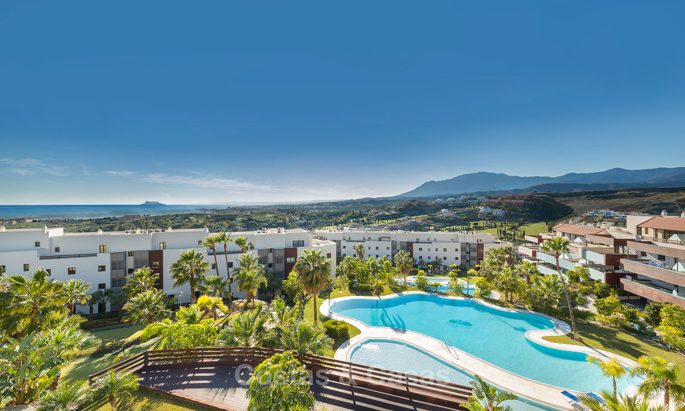 Appartements contemporains avec vue sur le golf à vendre dans un resort 5 étoiles, New Golden Mile, Marbella - Benahavís 807040