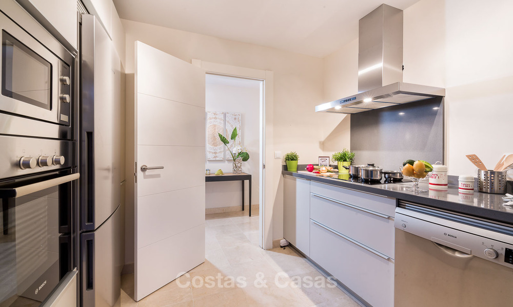 Appartements contemporains avec vue sur le golf à vendre dans un resort 5 étoiles, New Golden Mile, Marbella - Benahavís 807044