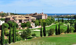 Appartements contemporains avec vue sur le golf à vendre dans un resort 5 étoiles, New Golden Mile, Marbella - Benahavís 807049 