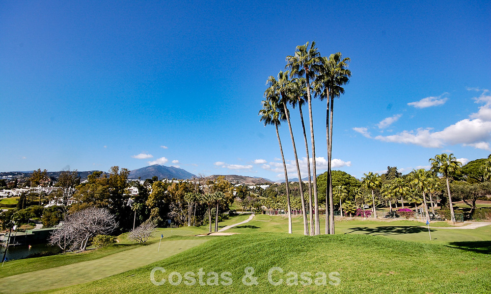 Luxueuse villa design sur plan à vendre dans une urbanisation fermée à Nueva Andalucia, Marbella 776146