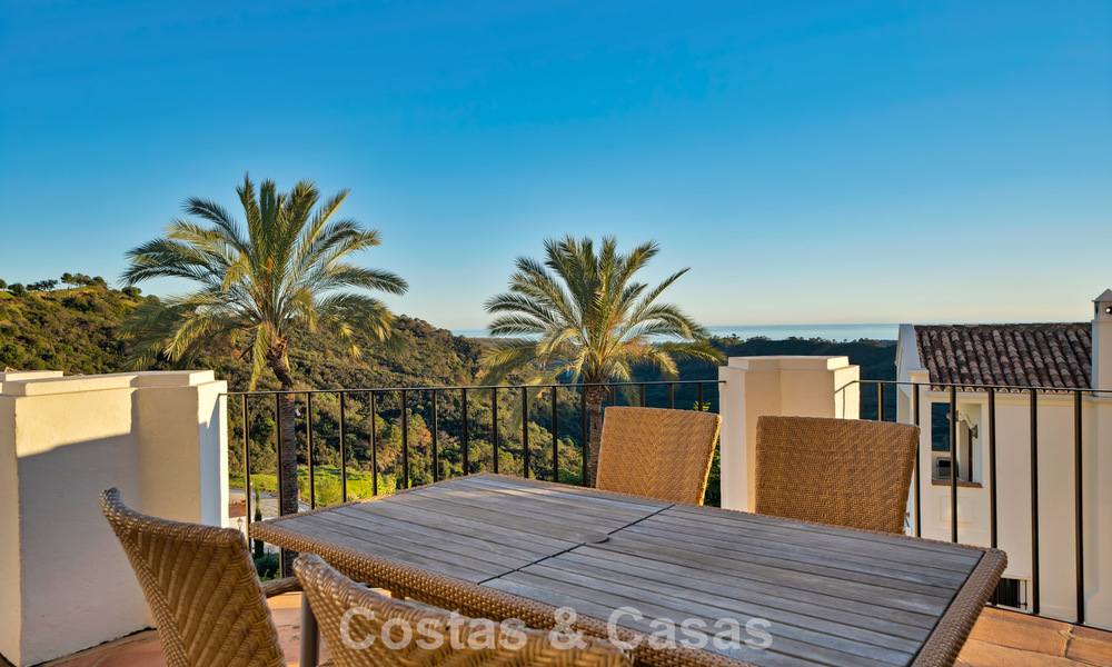 Maison avec vue sur la mer à vendre, dans une communauté calme et fermée dans les collines de Benahavis - Marbella 776239