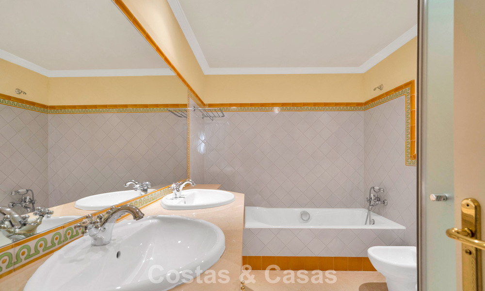 Maison avec vue sur la mer à vendre, dans une communauté calme et fermée dans les collines de Benahavis - Marbella 776250