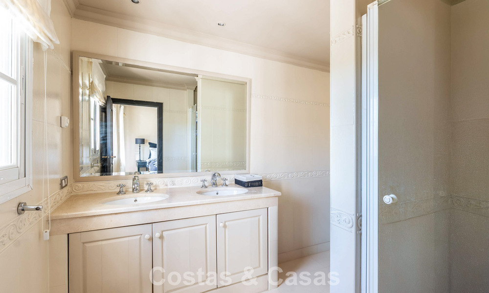 Villa de luxe prête à emménager avec un style méditerranéen moderne à vendre dans la vallée du golf de Nueva Andalucia, Marbella 776286