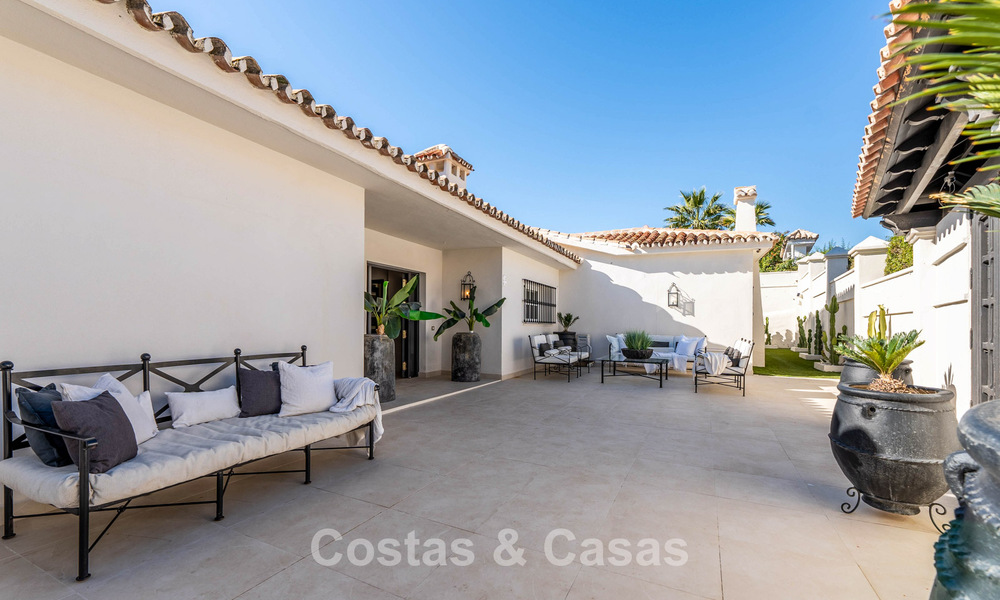 Villa de luxe prête à emménager avec un style méditerranéen moderne à vendre dans la vallée du golf de Nueva Andalucia, Marbella 776290