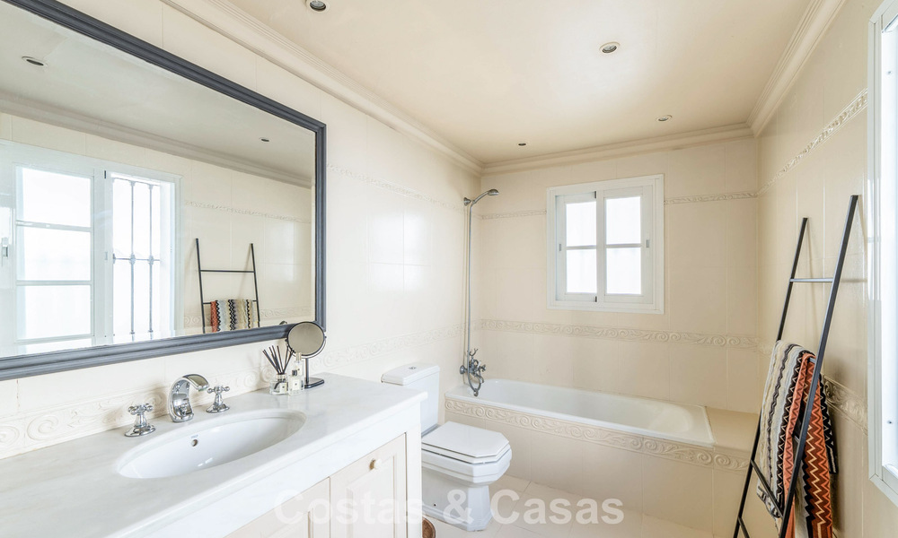 Villa de luxe prête à emménager avec un style méditerranéen moderne à vendre dans la vallée du golf de Nueva Andalucia, Marbella 776293