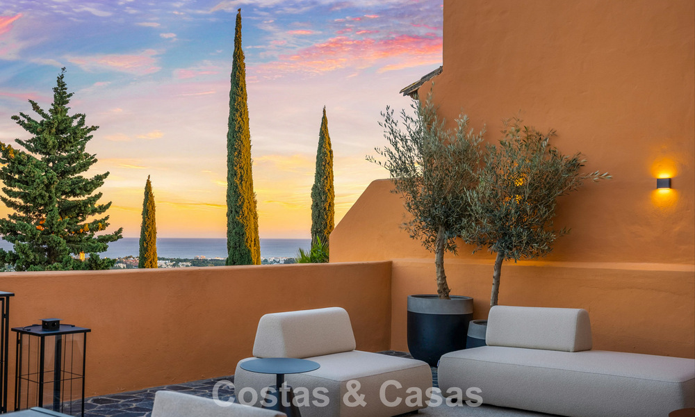 Penthouse en duplex rénové à vendre, à distance de marche des commodités dans la vallée du golf de Nueva Andalucia, Marbella 793361
