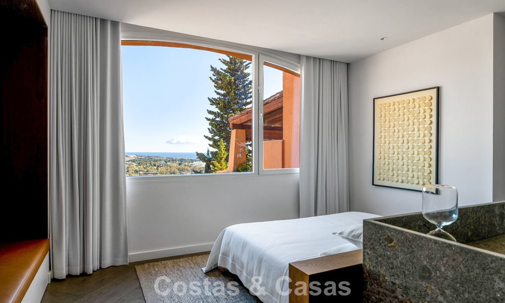 Penthouse en duplex rénové à vendre, à distance de marche des commodités dans la vallée du golf de Nueva Andalucia, Marbella 793387